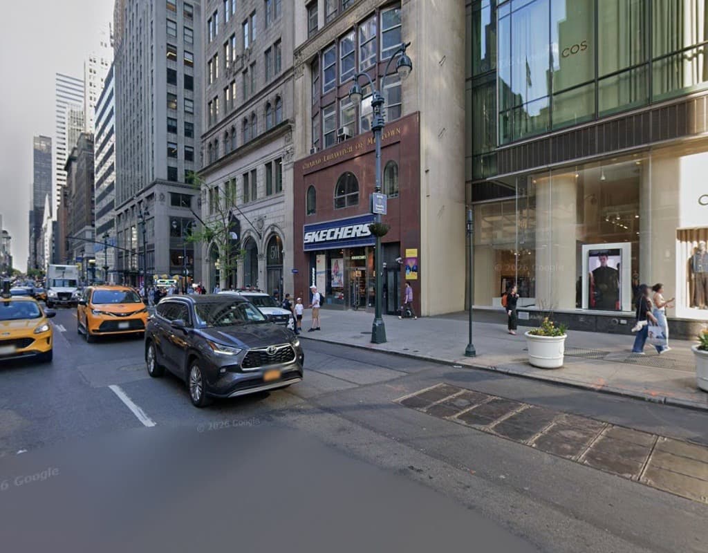 Street-level view from the sampled point at a 270° camera heading